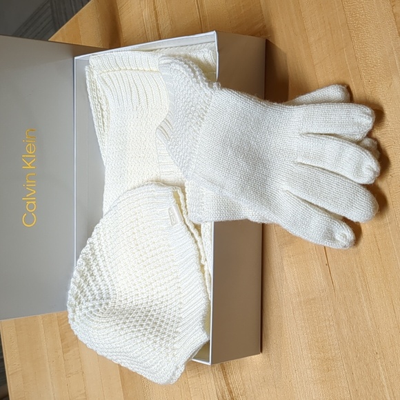 NIB Calvin Klein beanie, glove, scarf set in Ivory. - Picture 1 of 5